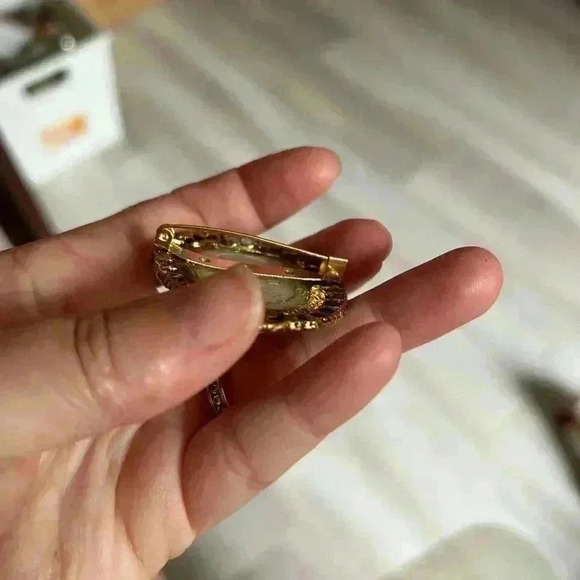 4/$100 Italian renaissance 1950 Japan stamped gold brooch 🙌HOST PICK - Picture 7 of 7